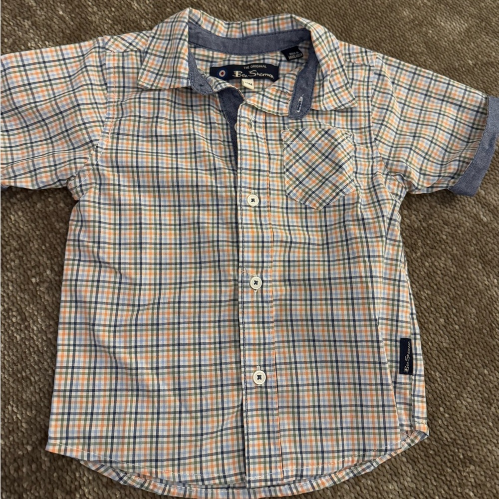 Plaid collared short sleeve shirt